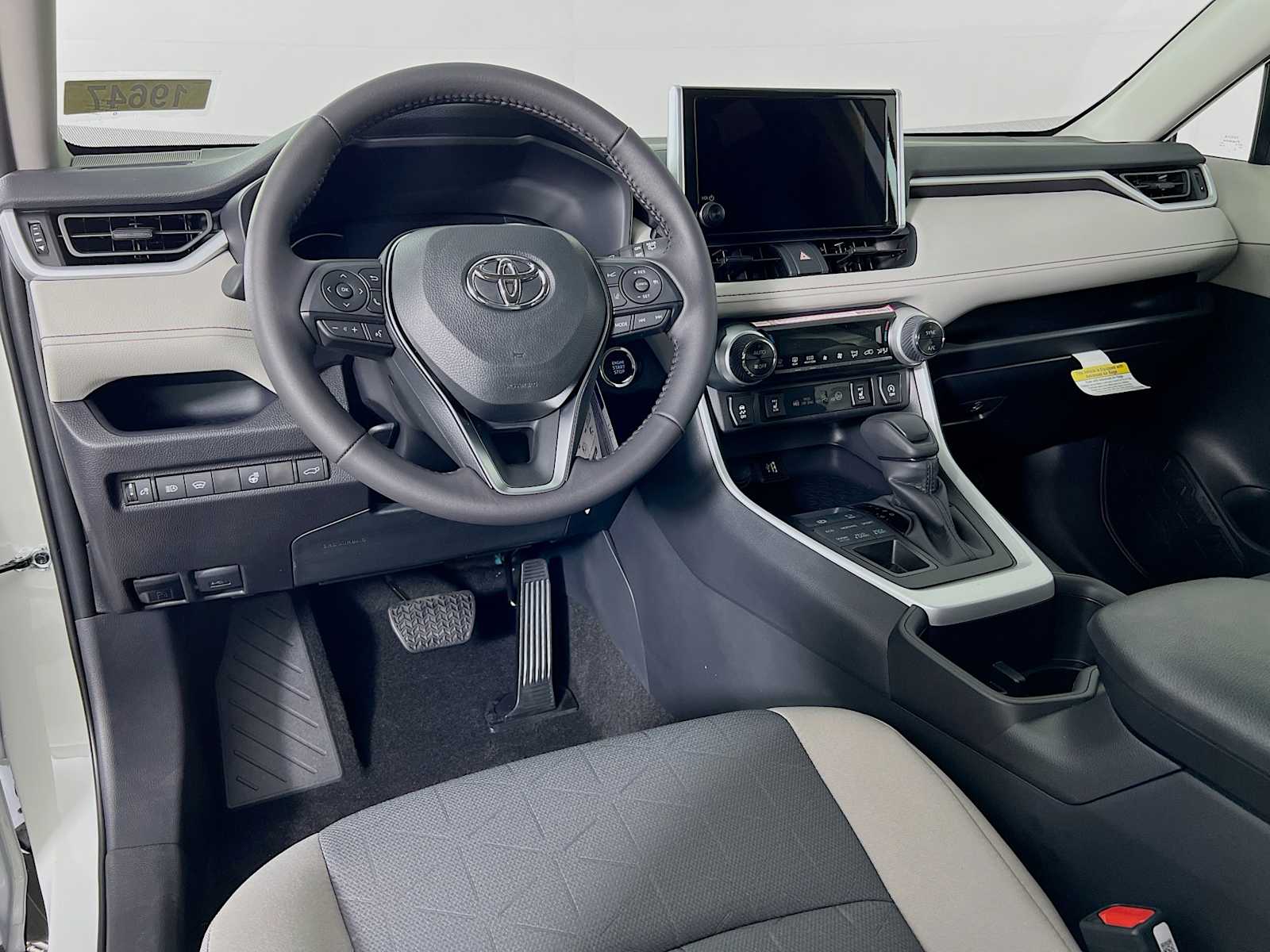 2025 Toyota RAV4 XLE - Photo 6