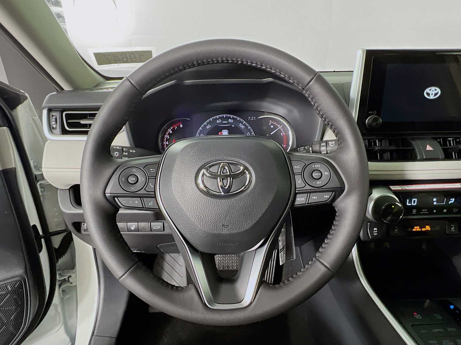 2025 Toyota RAV4 XLE - Photo 7