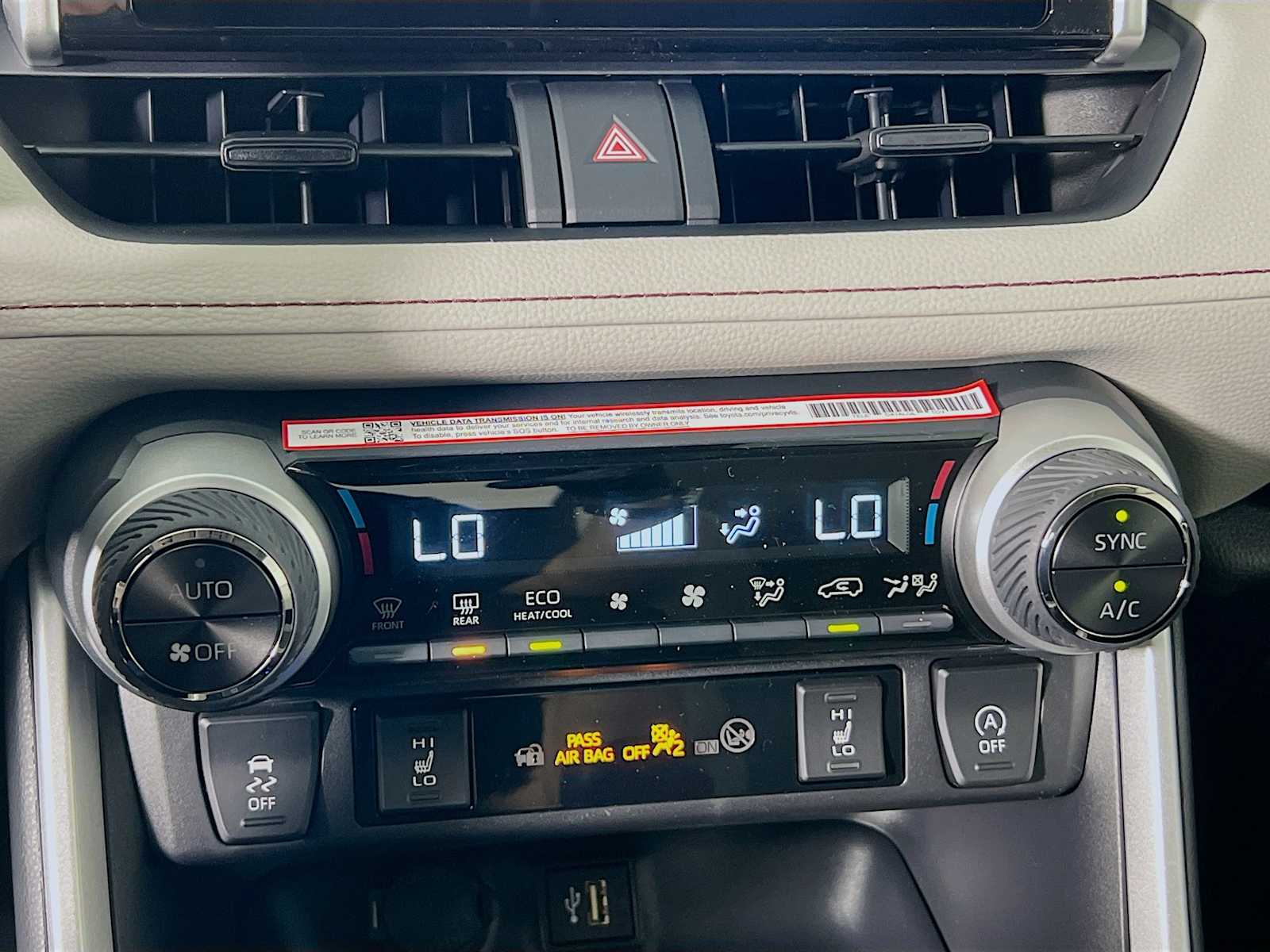 2025 Toyota RAV4 XLE - Photo 10