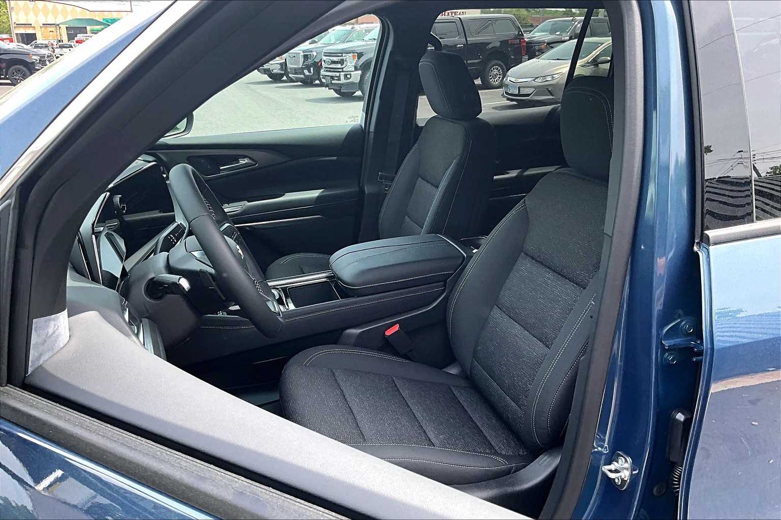 2025 Chevrolet Traverse AWD LT - Photo 11