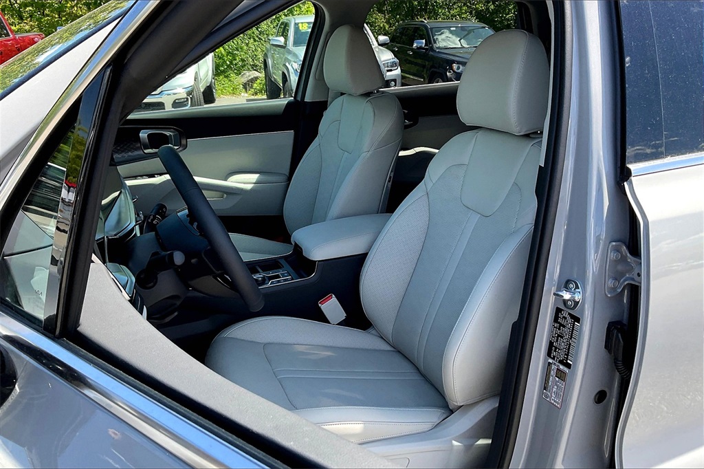 2025 Kia Sorento S - Photo 11