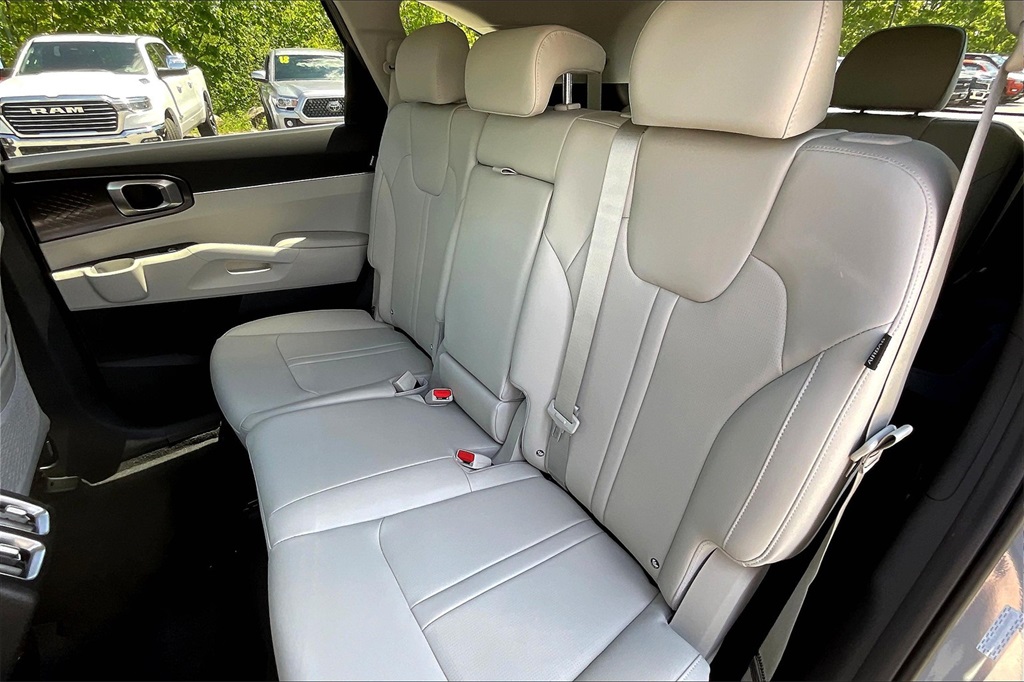2025 Kia Sorento S - Photo 15
