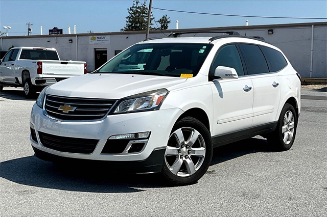 2017 Chevrolet Traverse LT - Photo 2
