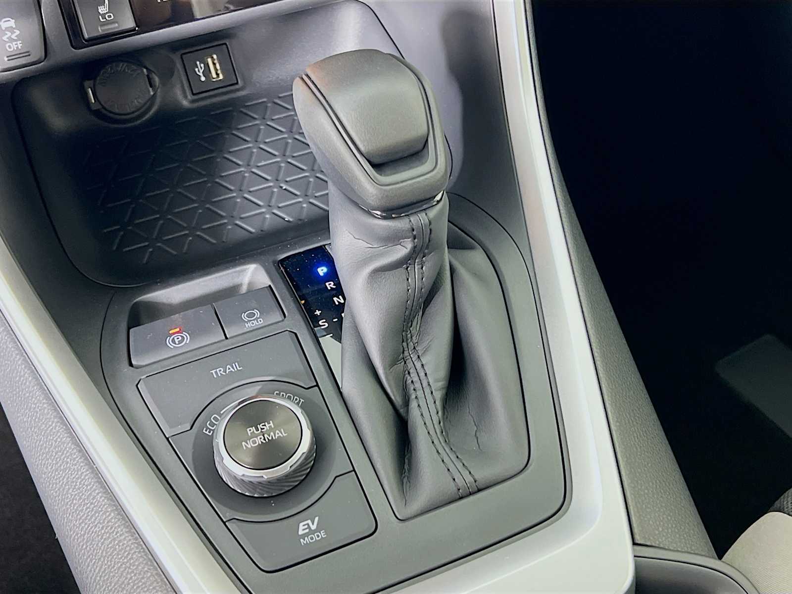 2025 Toyota RAV4 Hybrid XLE - Photo 11