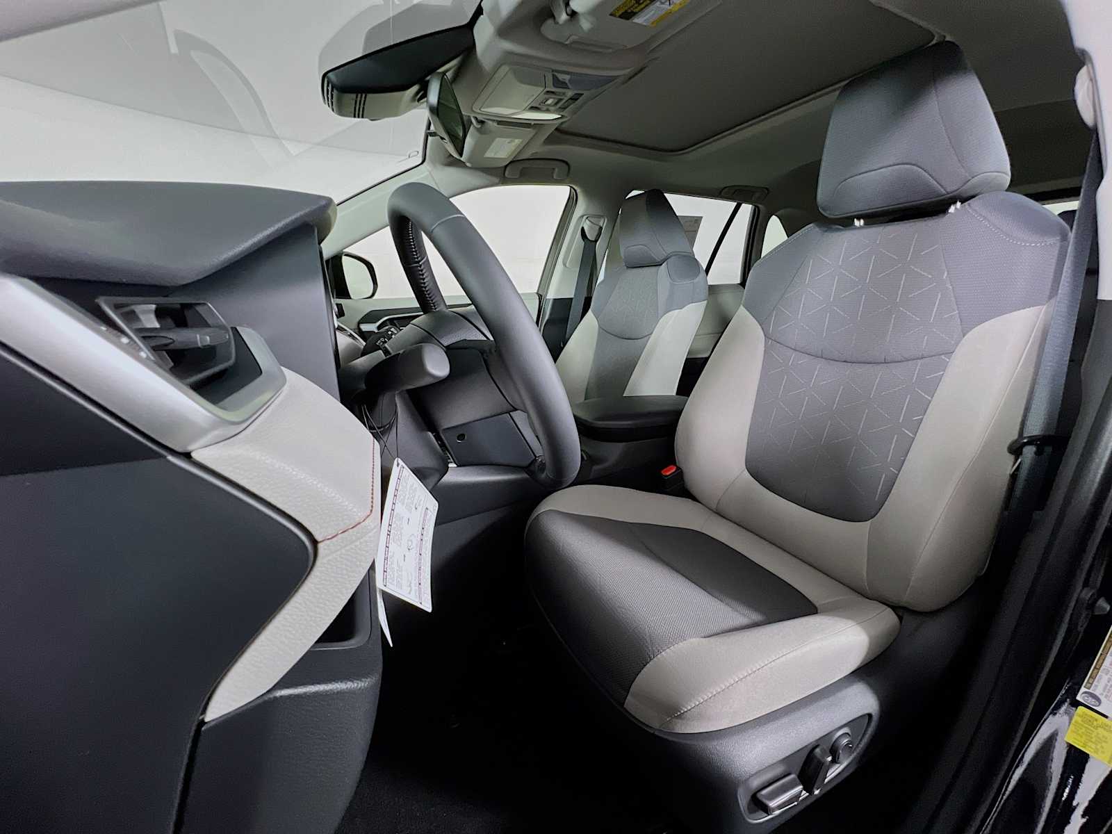 2025 Toyota RAV4 Hybrid XLE - Photo 12