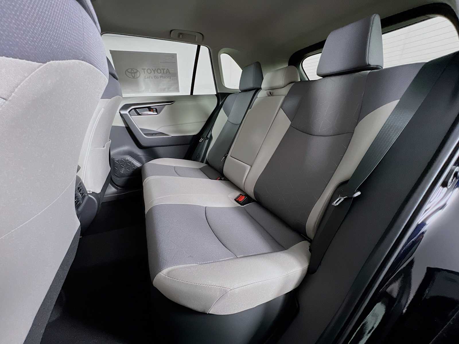 2025 Toyota RAV4 Hybrid XLE - Photo 13