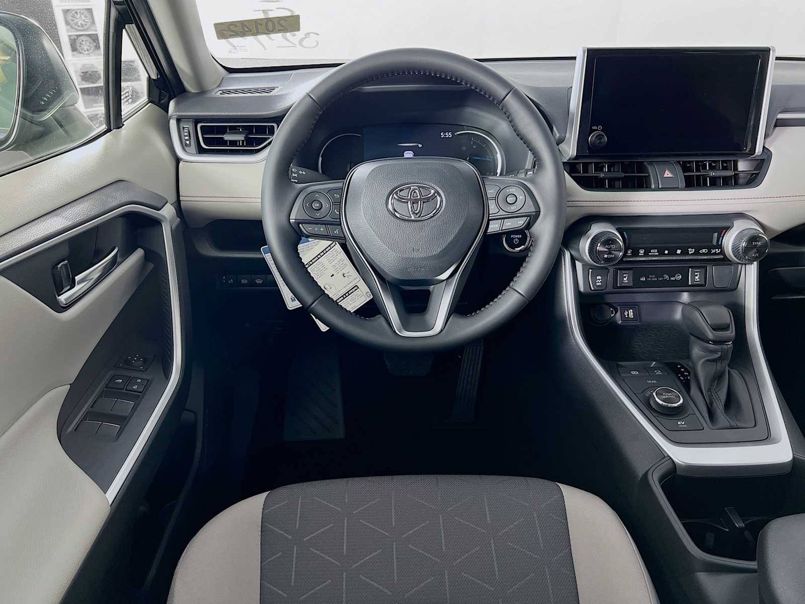 2025 Toyota RAV4 Hybrid XLE - Photo 15