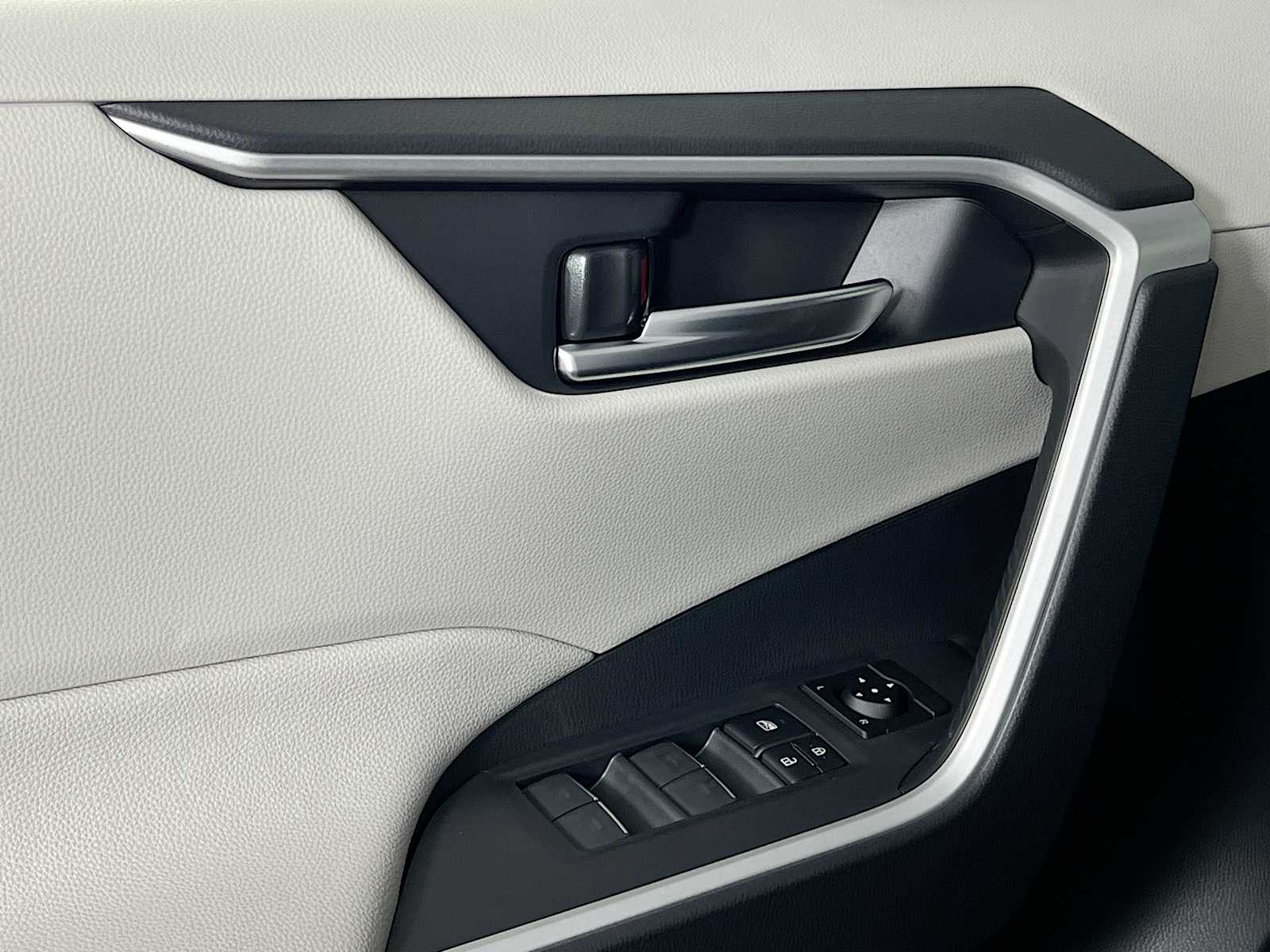 2025 Toyota RAV4 Hybrid XLE - Photo 16