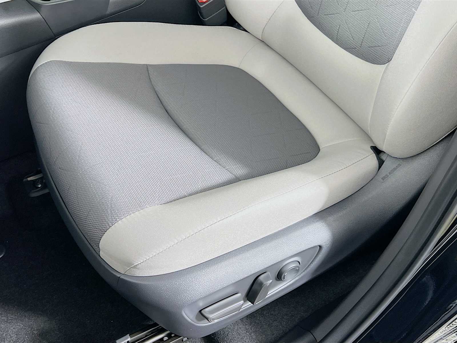 2025 Toyota RAV4 Hybrid XLE - Photo 17