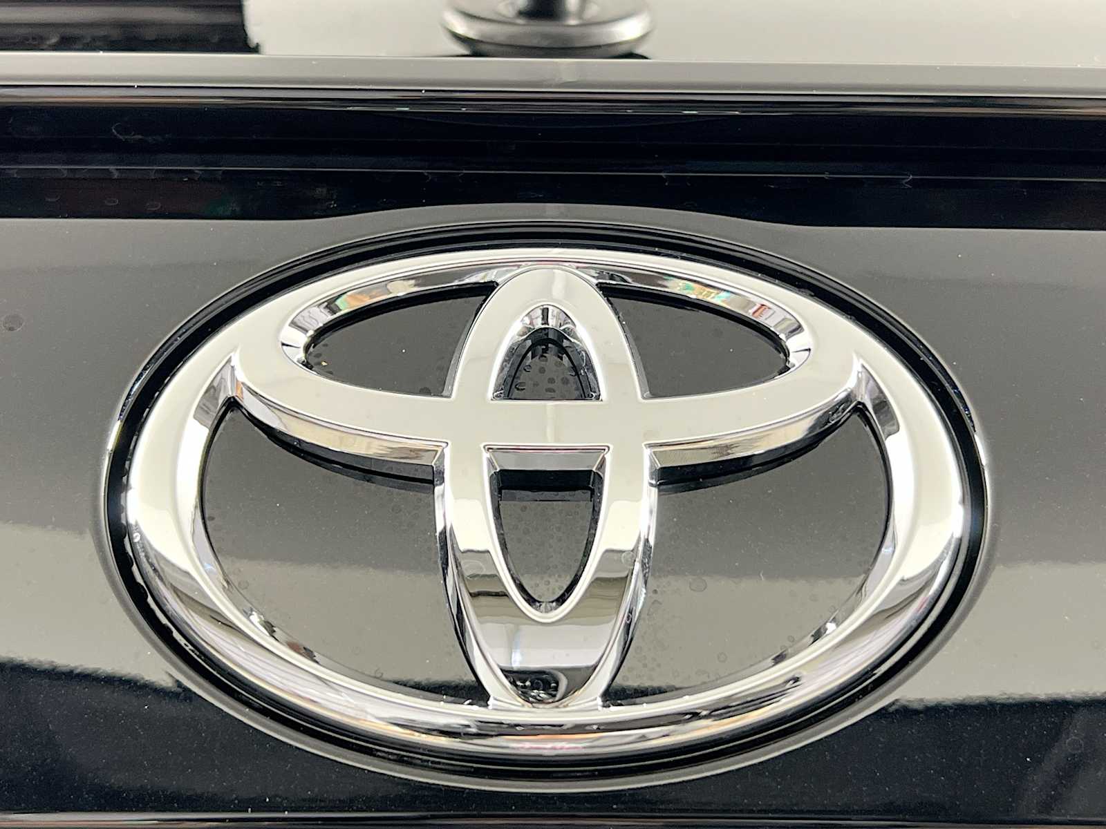 2025 Toyota RAV4 Hybrid XLE - Photo 18