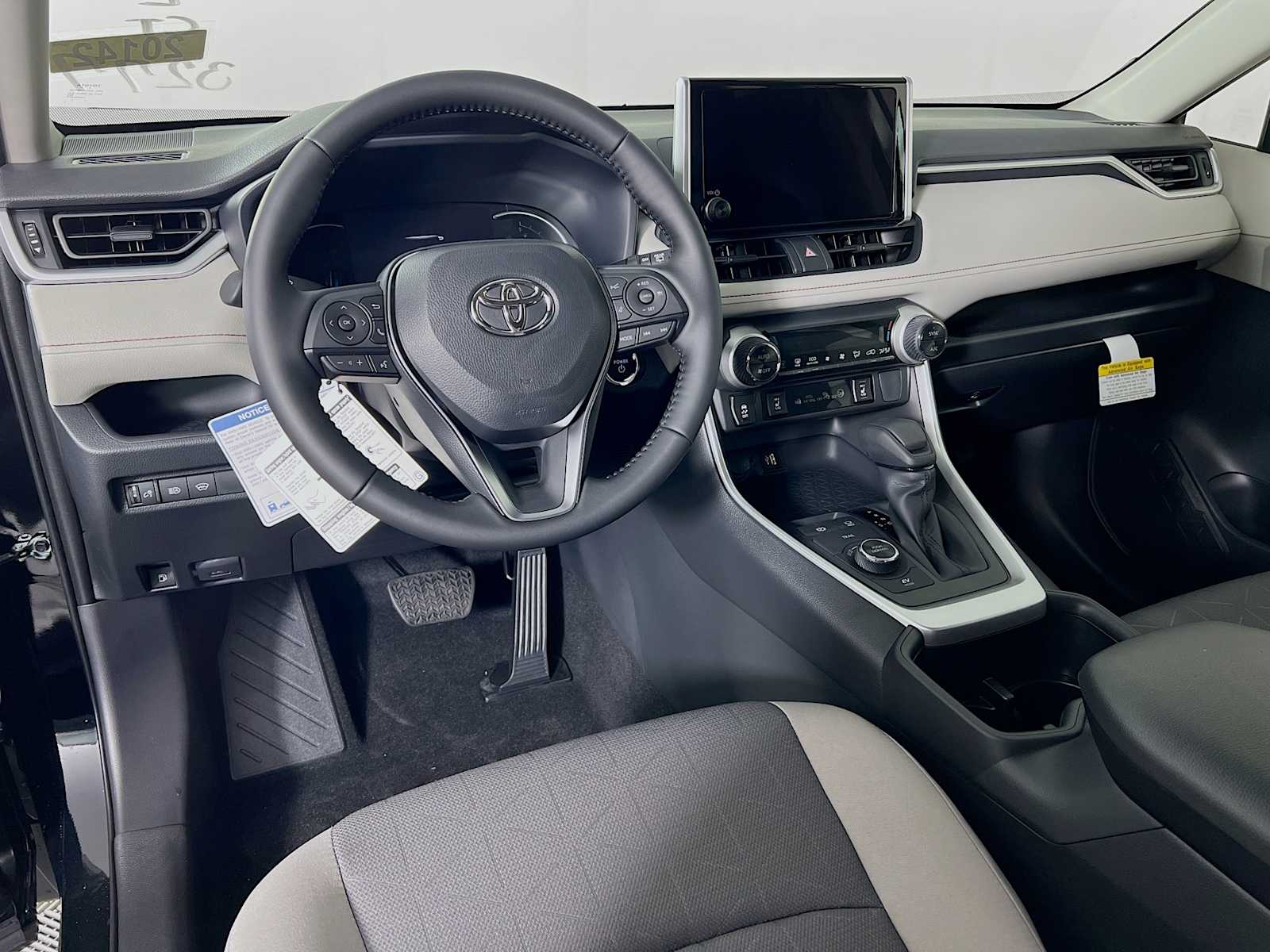 2025 Toyota RAV4 Hybrid XLE - Photo 6