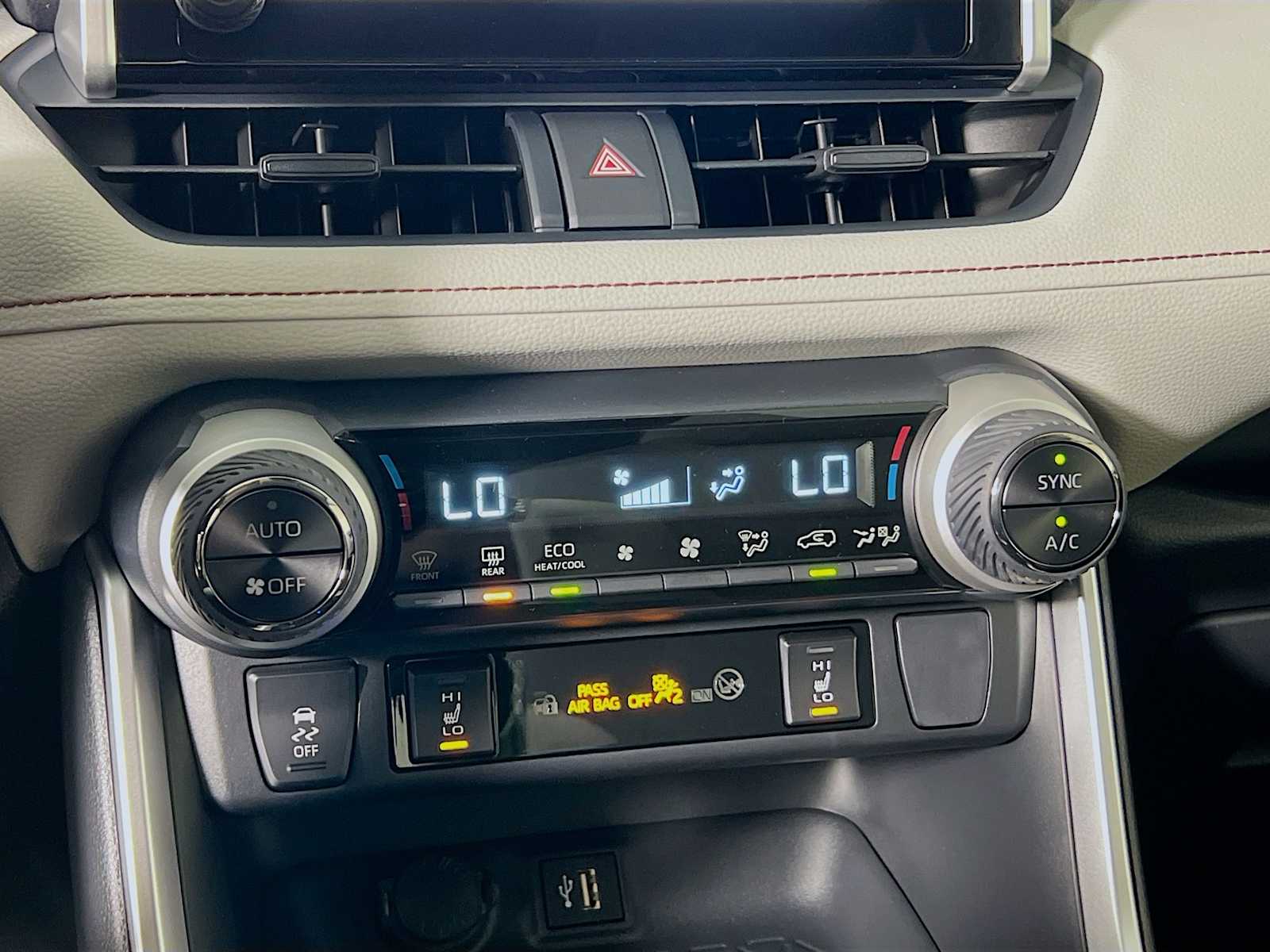 2025 Toyota RAV4 Hybrid XLE - Photo 10