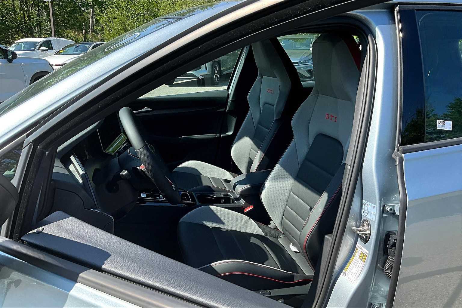 2025 Volkswagen Golf GTI SE - Photo 11
