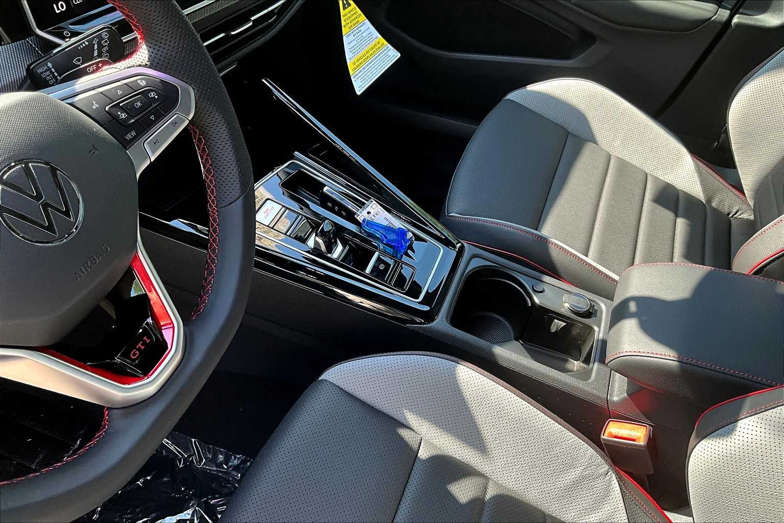 2025 Volkswagen Golf GTI SE - Photo 14