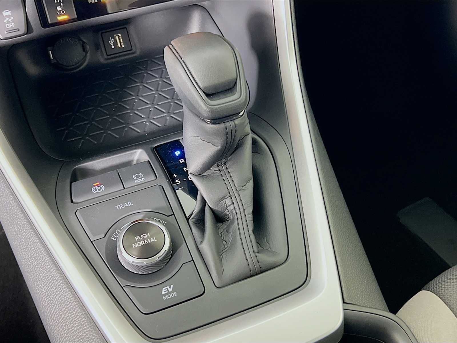 2025 Toyota RAV4 Hybrid XLE - Photo 11