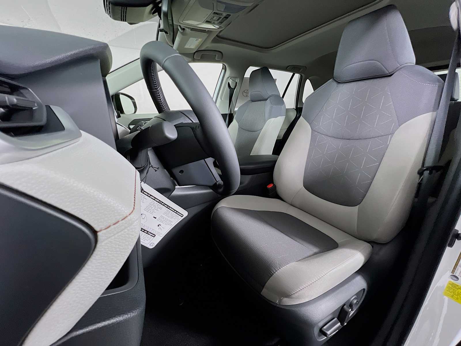 2025 Toyota RAV4 Hybrid XLE - Photo 12