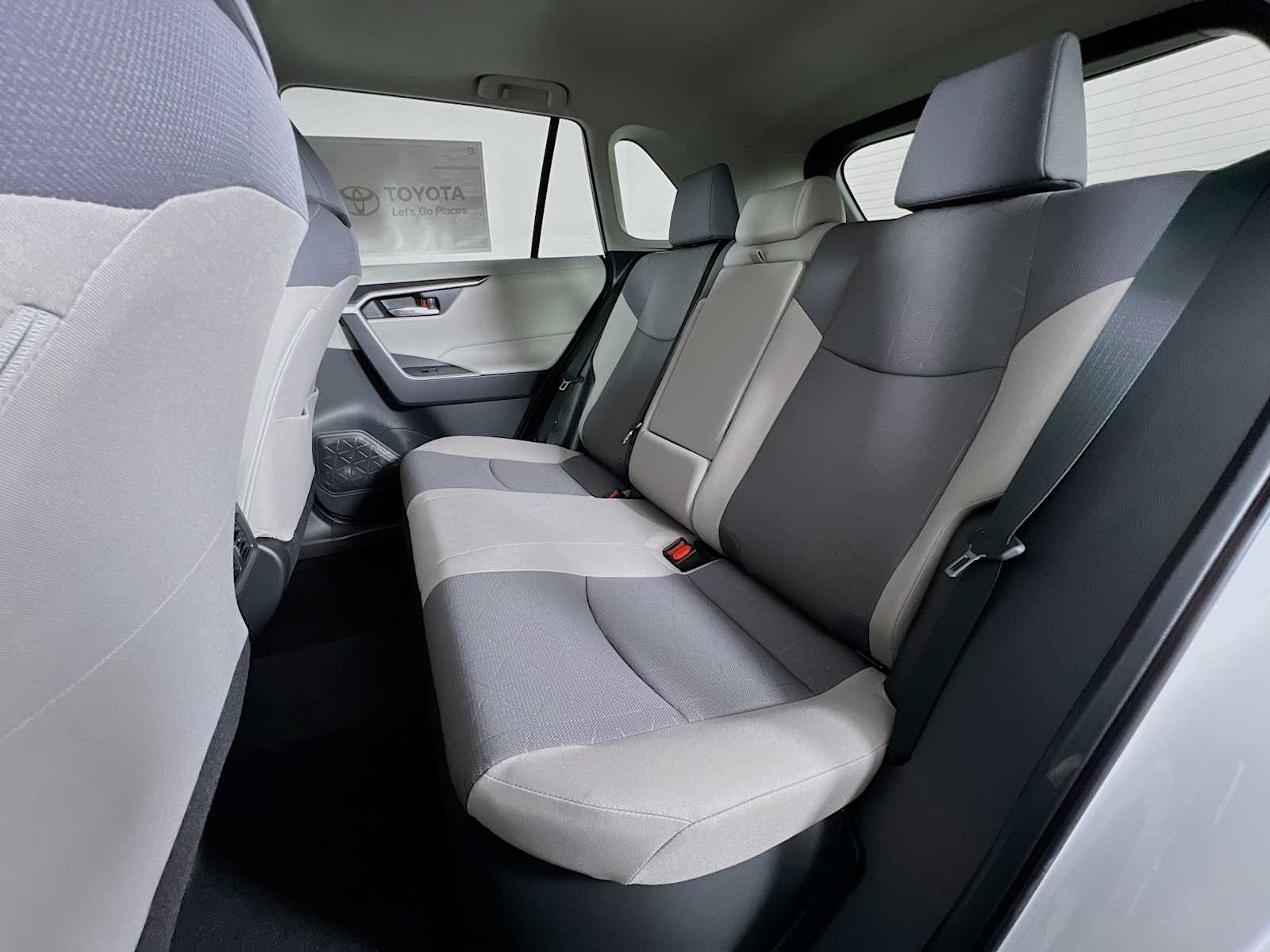 2025 Toyota RAV4 Hybrid XLE - Photo 13
