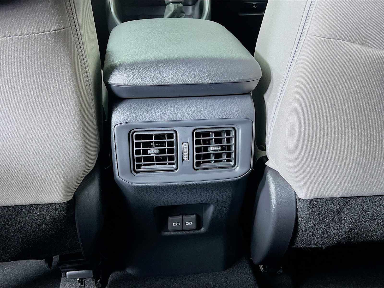 2025 Toyota RAV4 Hybrid XLE - Photo 14