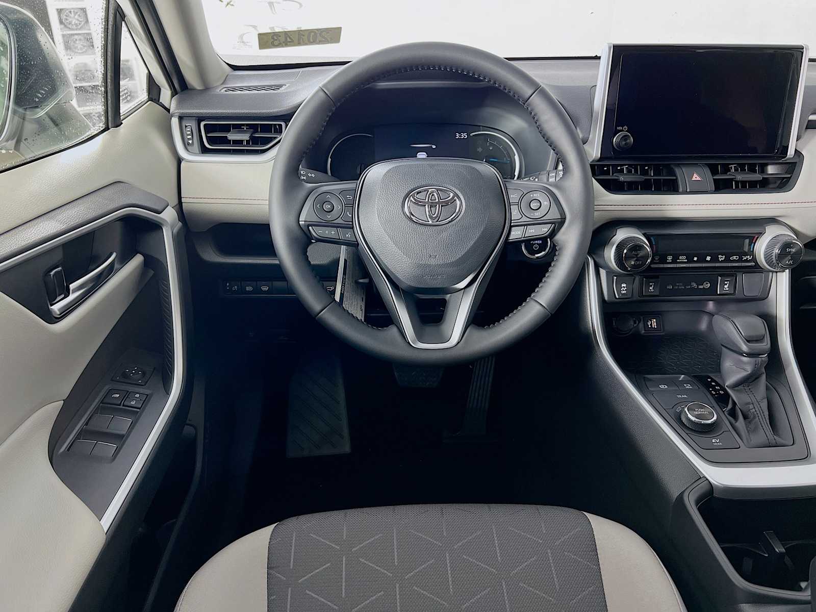2025 Toyota RAV4 Hybrid XLE - Photo 15