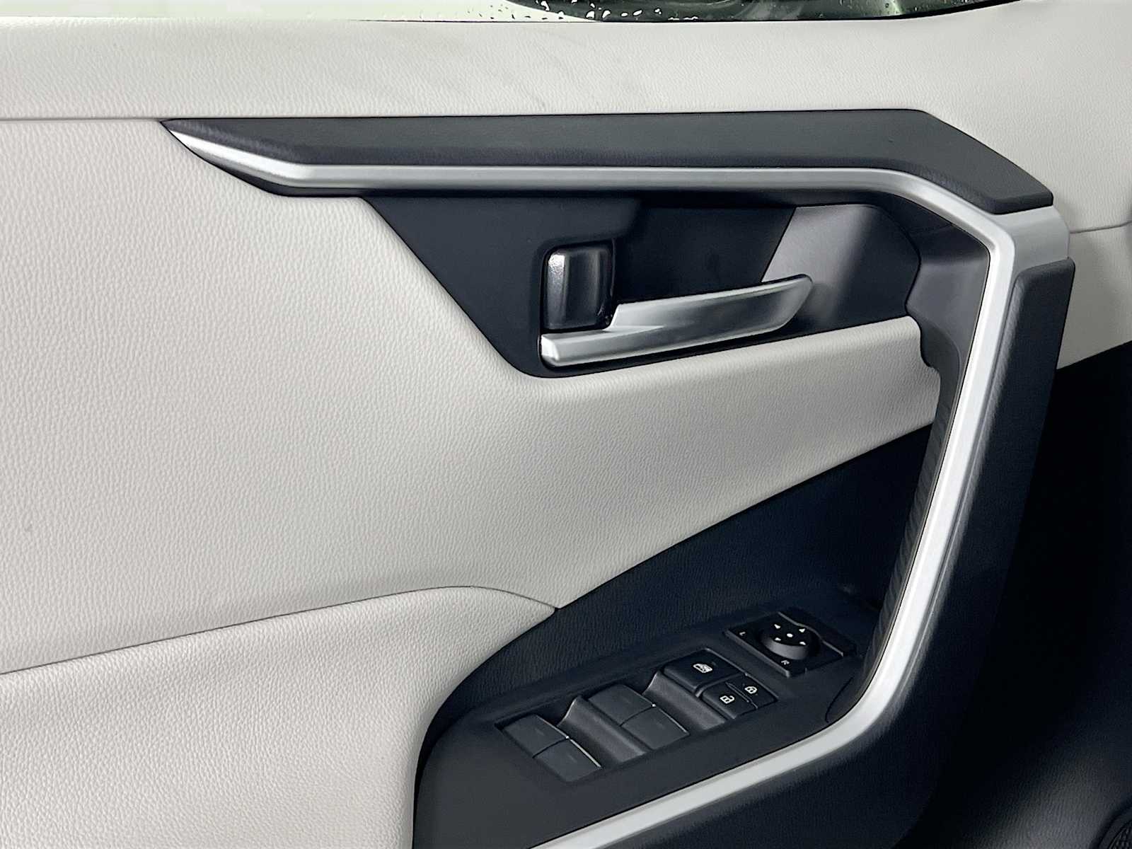2025 Toyota RAV4 Hybrid XLE - Photo 16