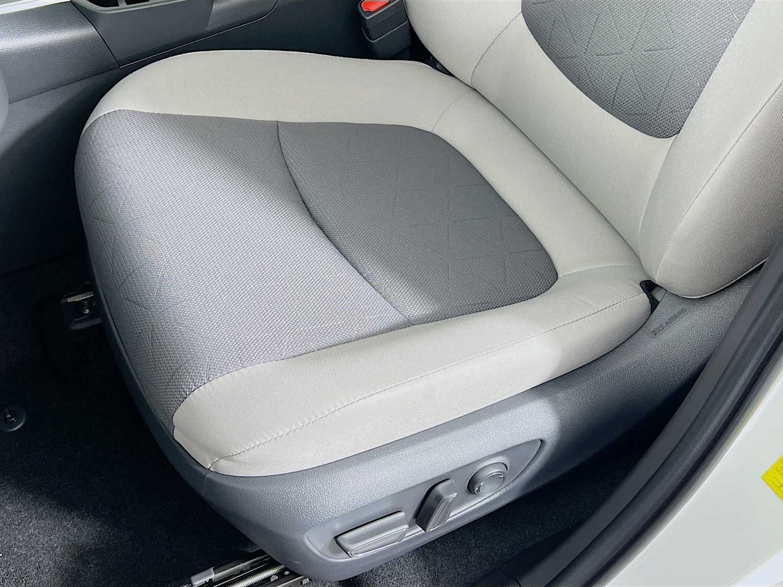 2025 Toyota RAV4 Hybrid XLE - Photo 17