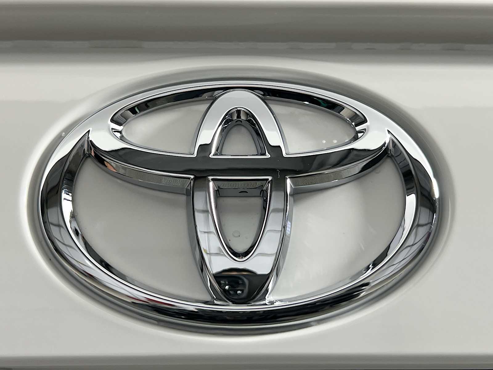 2025 Toyota RAV4 Hybrid XLE - Photo 18