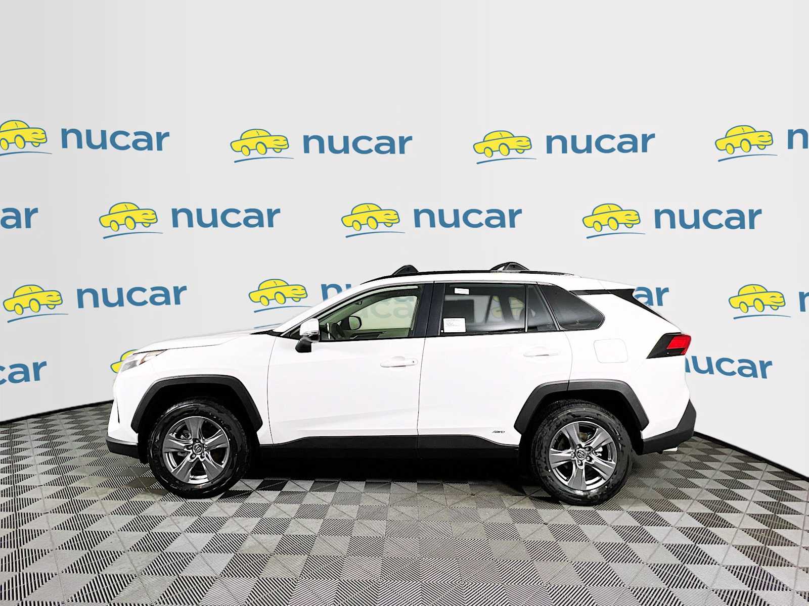 2025 Toyota RAV4 Hybrid XLE - Photo 3