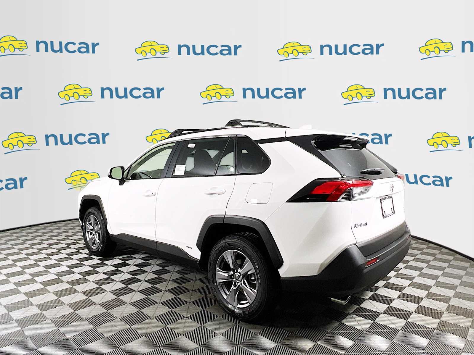 2025 Toyota RAV4 Hybrid XLE - Photo 4