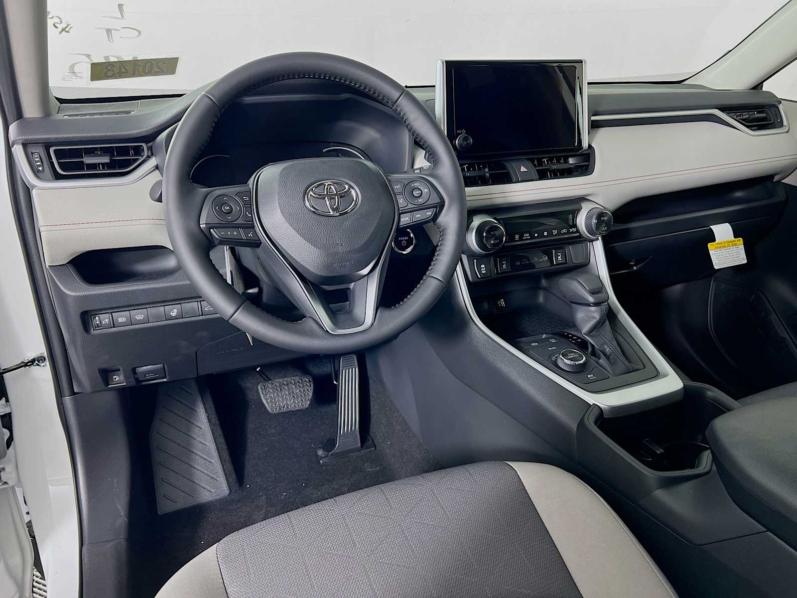 2025 Toyota RAV4 Hybrid XLE - Photo 6