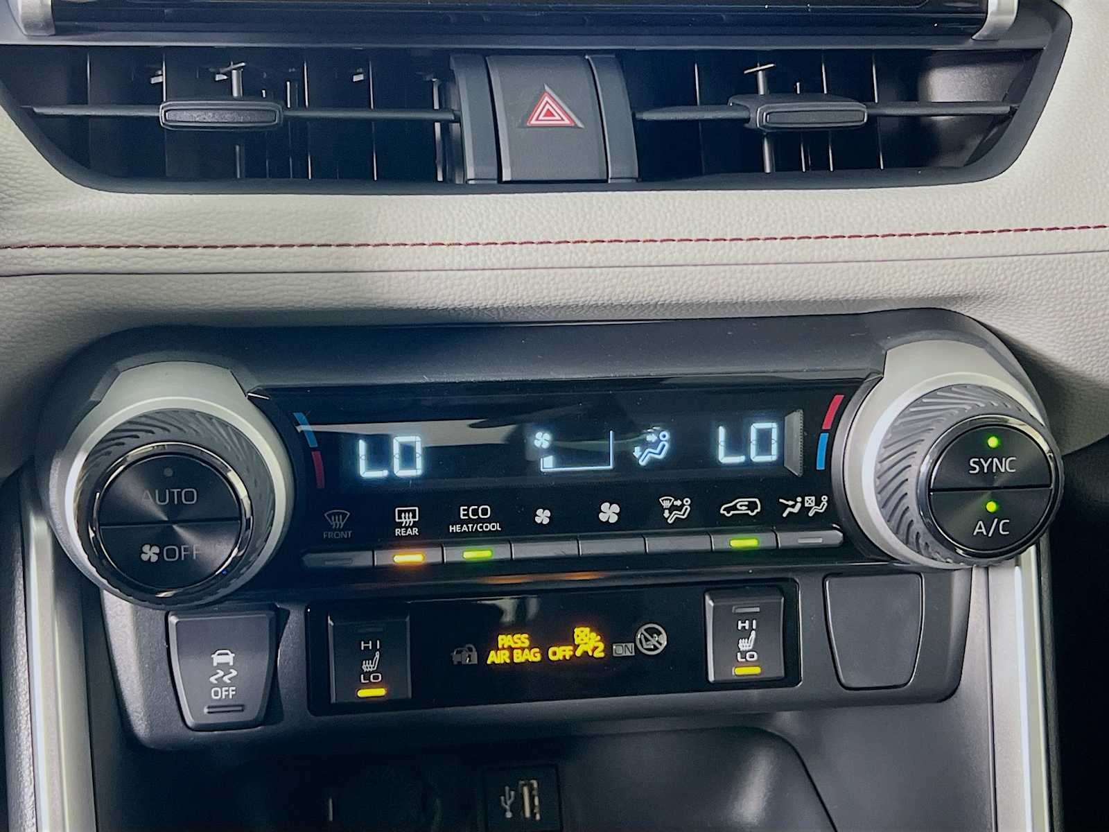 2025 Toyota RAV4 Hybrid XLE - Photo 10