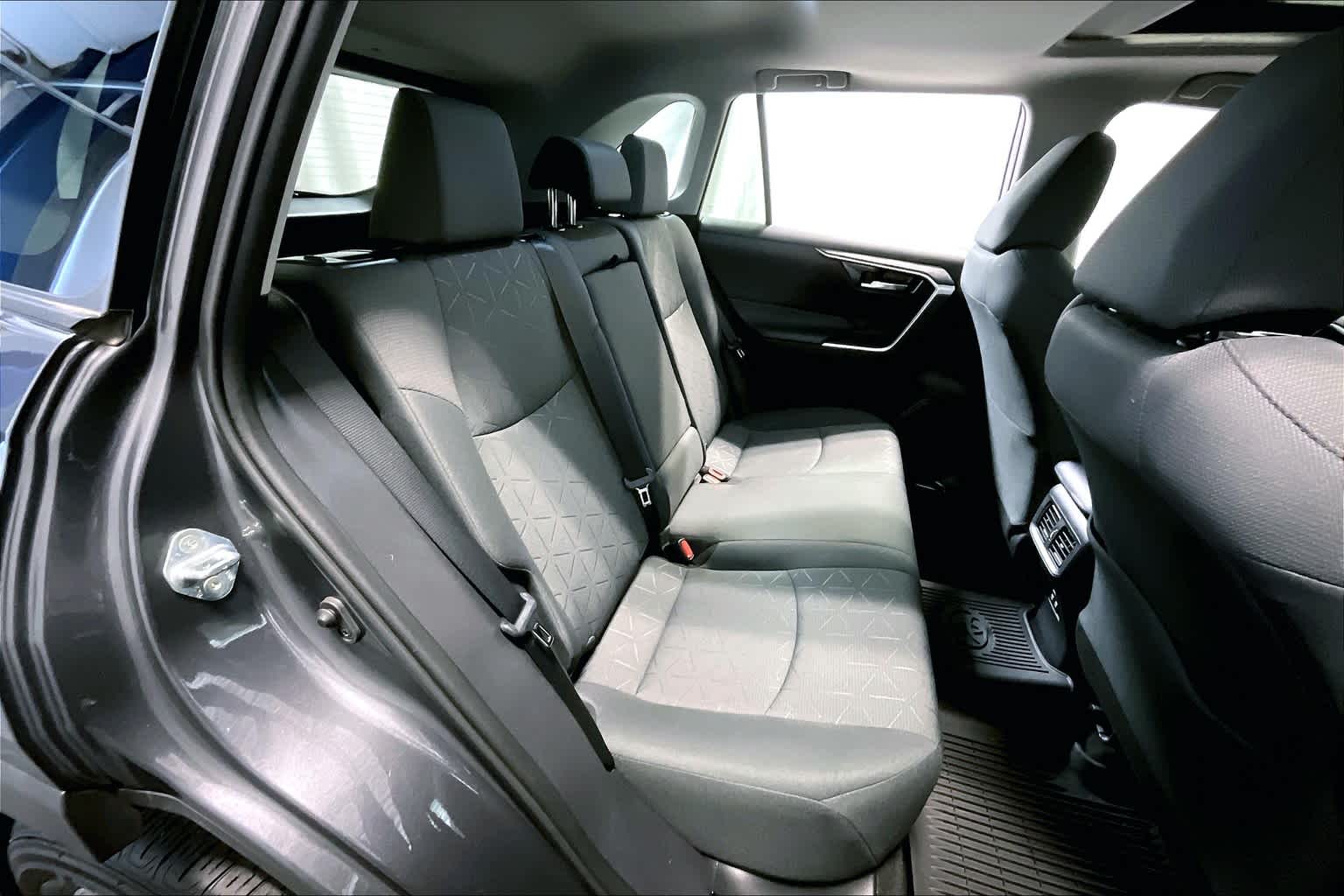 2020 Toyota RAV4 XLE - Photo 16