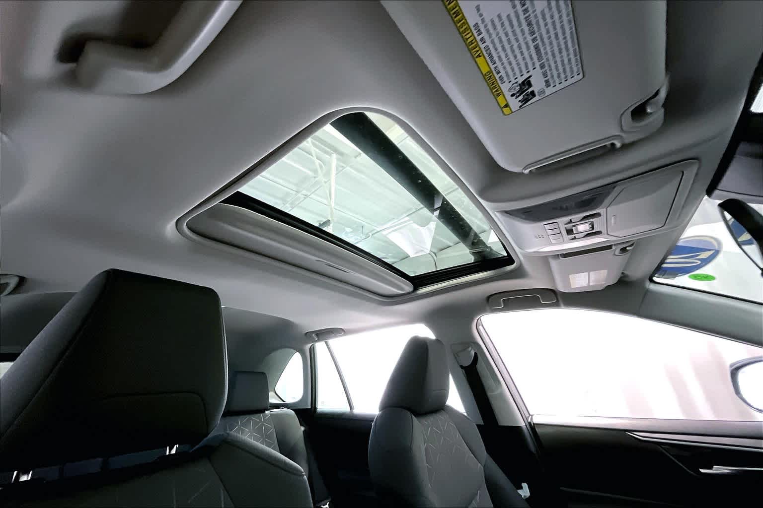 2020 Toyota RAV4 XLE - Photo 23