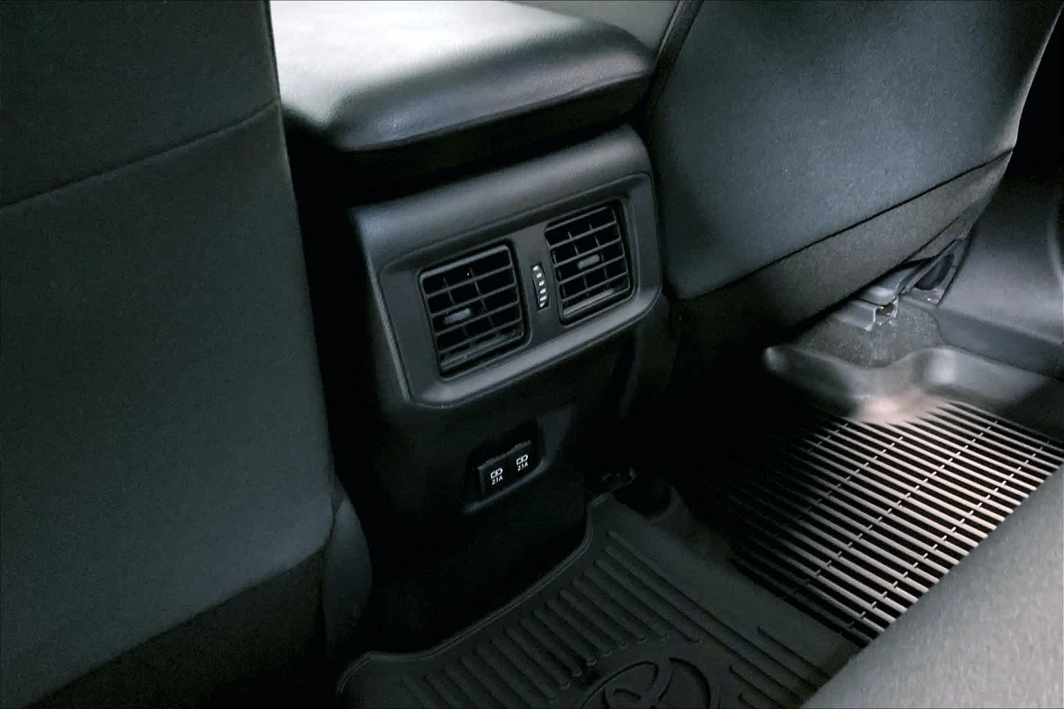 2020 Toyota RAV4 XLE - Photo 29