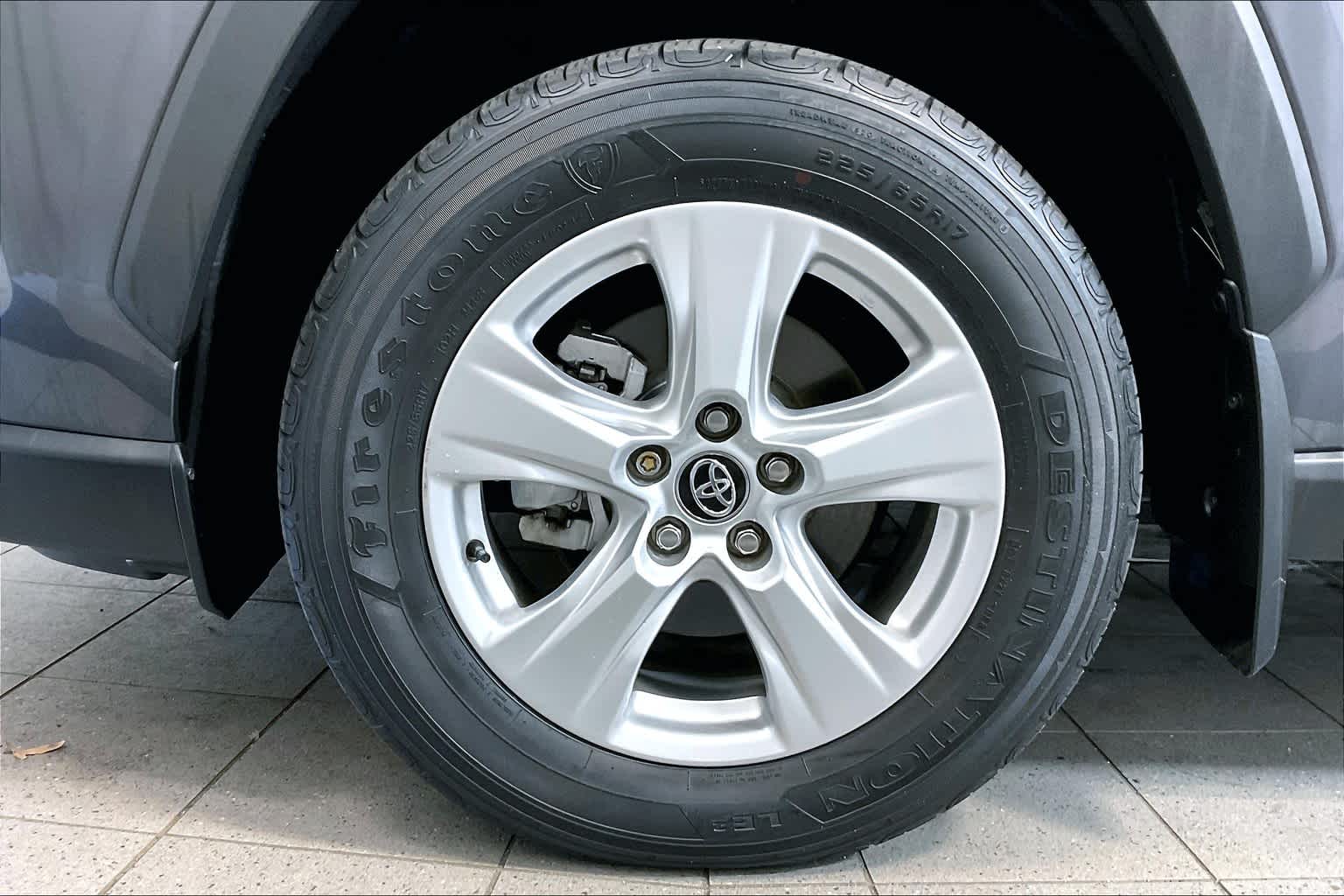 2020 Toyota RAV4 XLE - Photo 7
