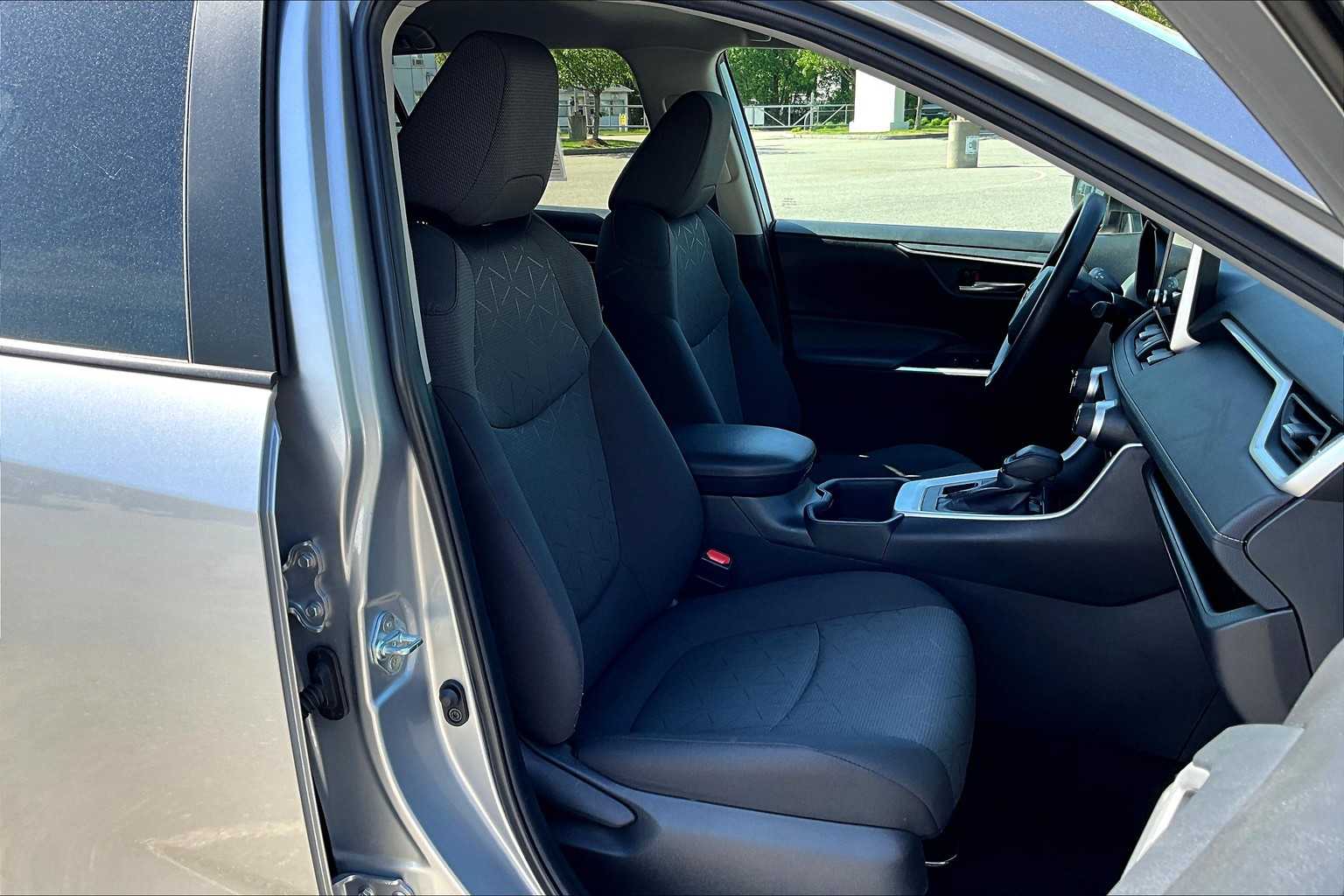2024 Toyota RAV4 XLE - Photo 11