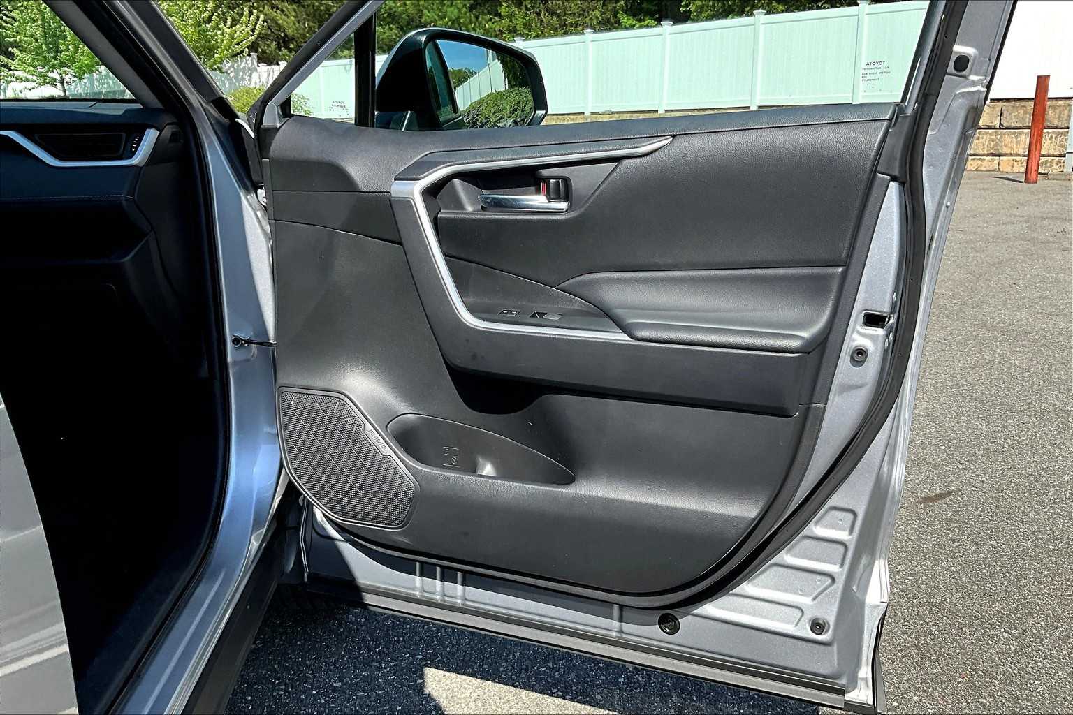 2024 Toyota RAV4 XLE - Photo 12