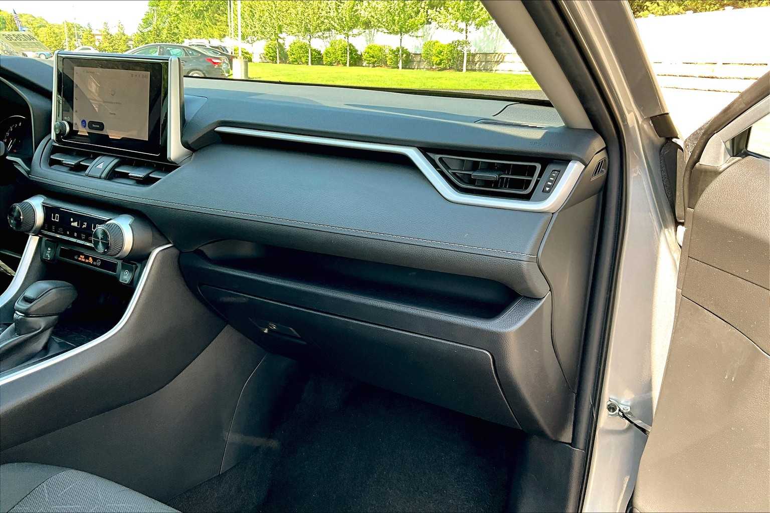 2024 Toyota RAV4 XLE - Photo 13