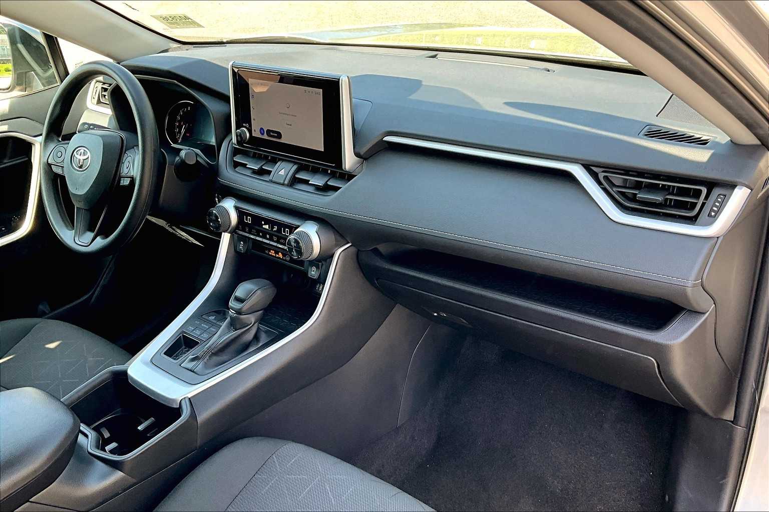 2024 Toyota RAV4 XLE - Photo 14