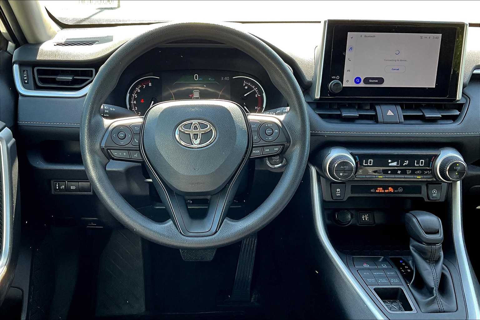 2024 Toyota RAV4 XLE - Photo 17