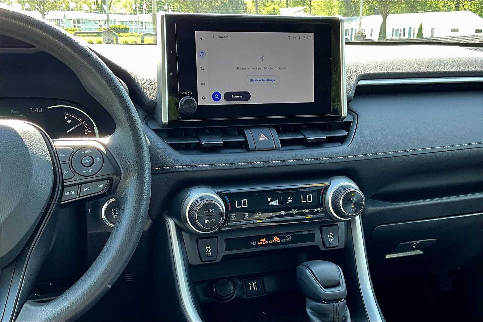 2024 Toyota RAV4 XLE - Photo 18
