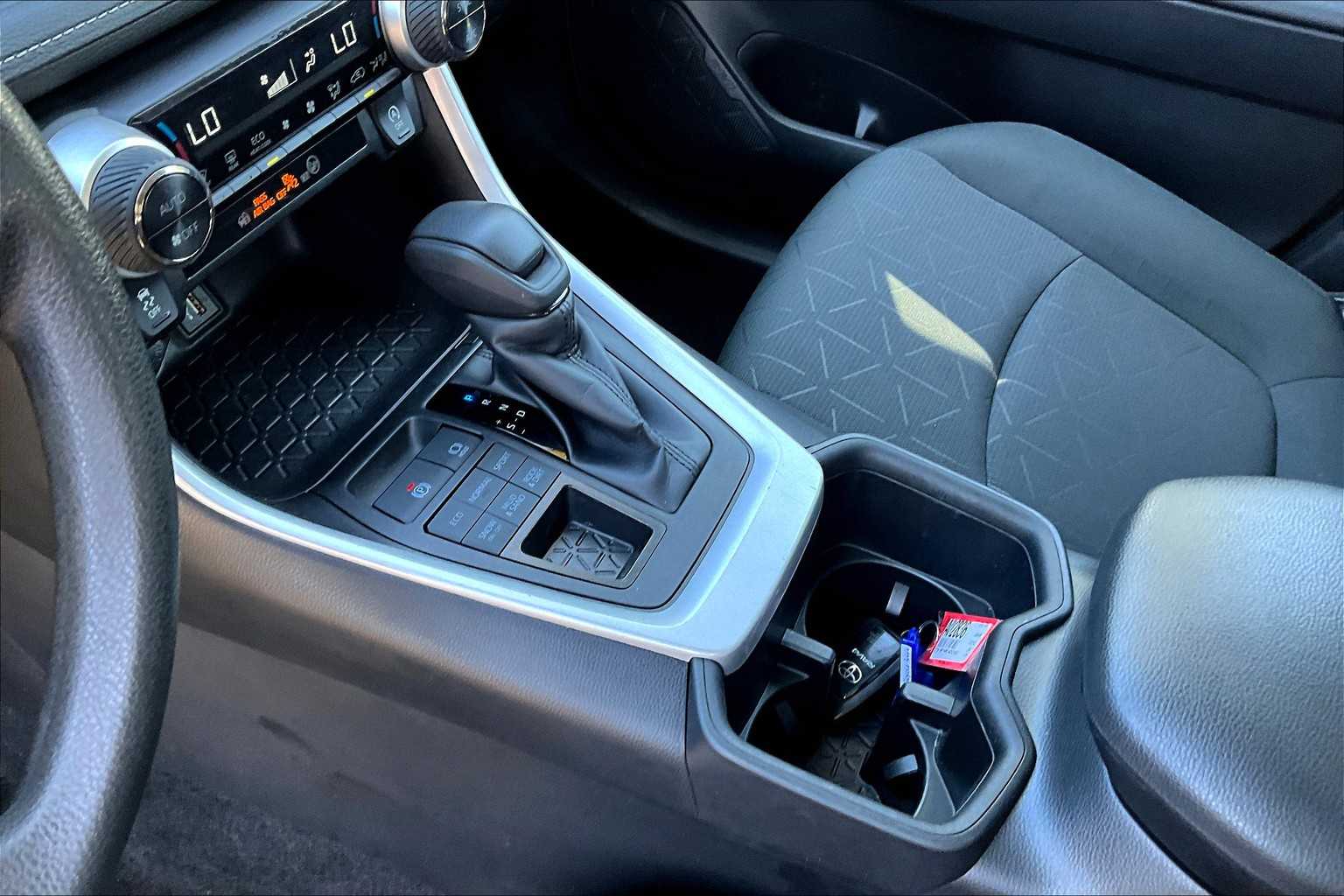 2024 Toyota RAV4 XLE - Photo 20