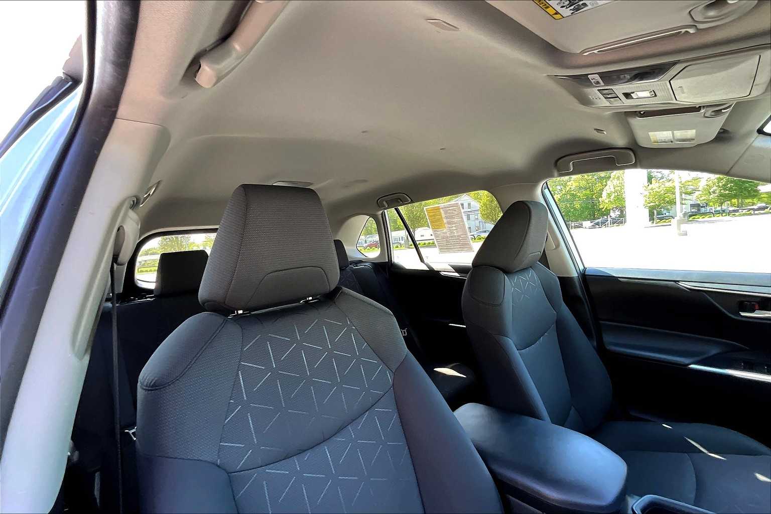 2024 Toyota RAV4 XLE - Photo 22