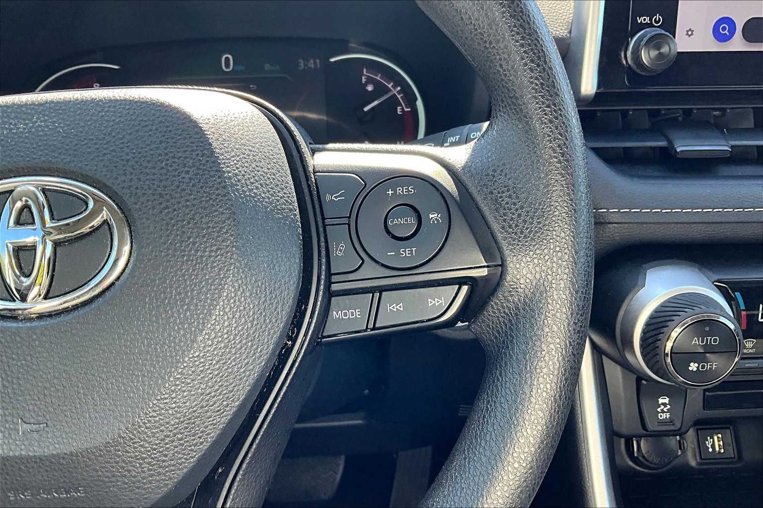 2024 Toyota RAV4 XLE - Photo 24