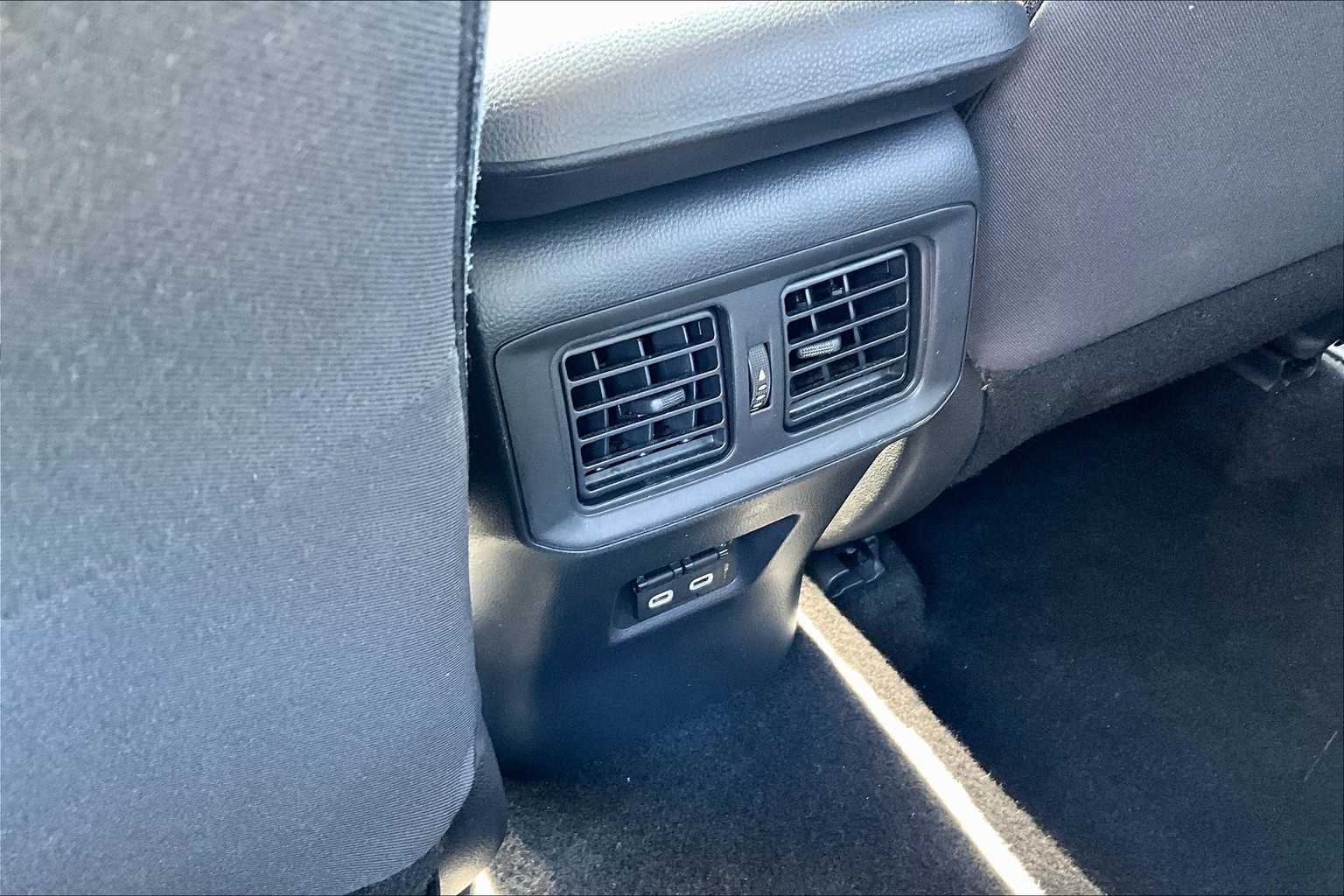 2024 Toyota RAV4 XLE - Photo 28