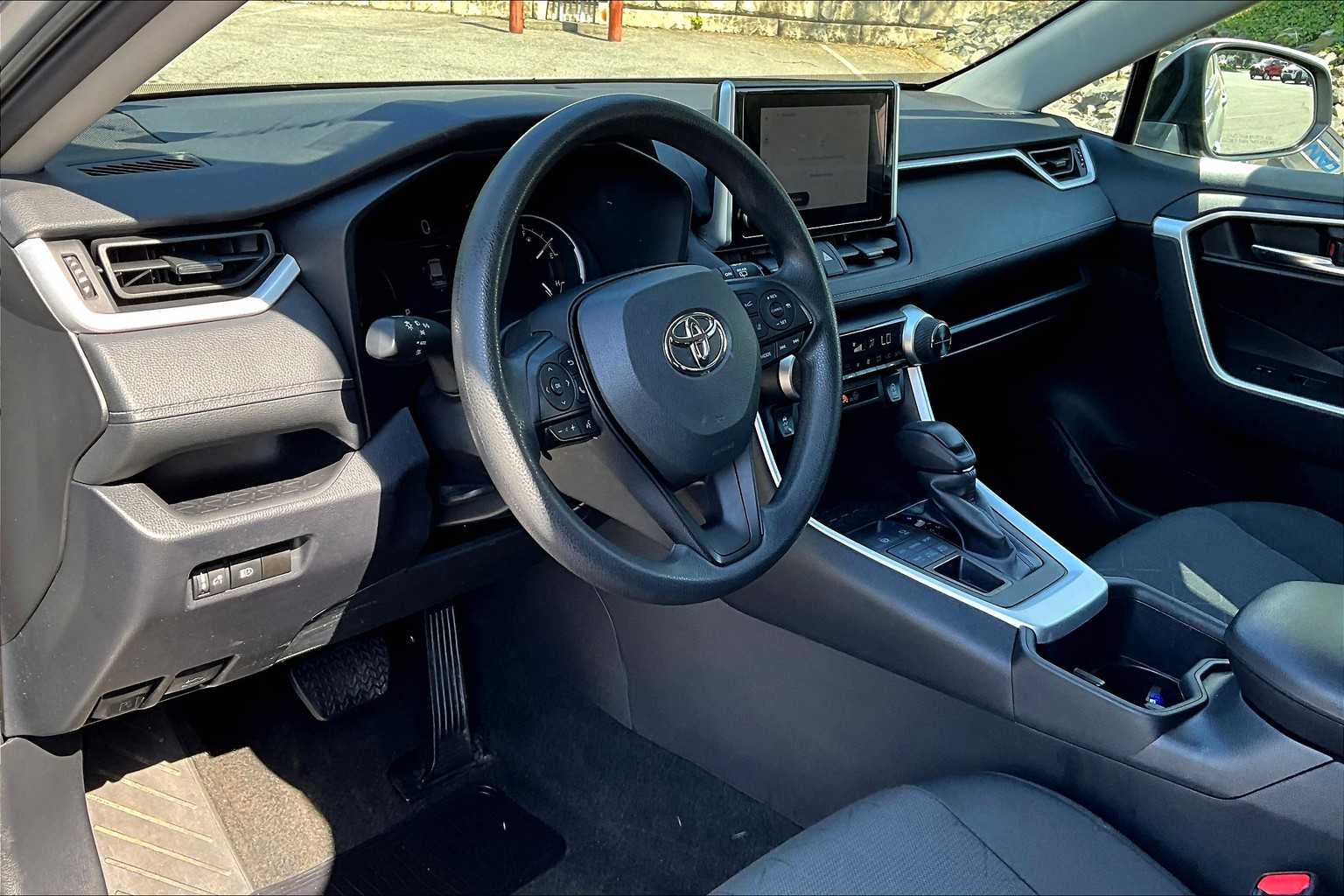 2024 Toyota RAV4 XLE - Photo 8