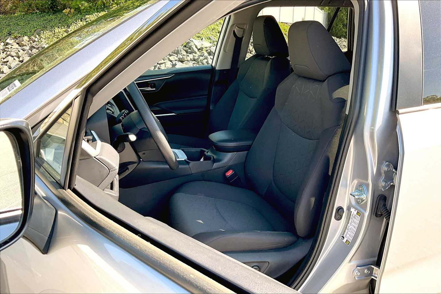2024 Toyota RAV4 XLE - Photo 10
