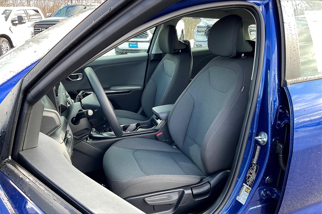 2025 Kia K4 LXS - Photo 11