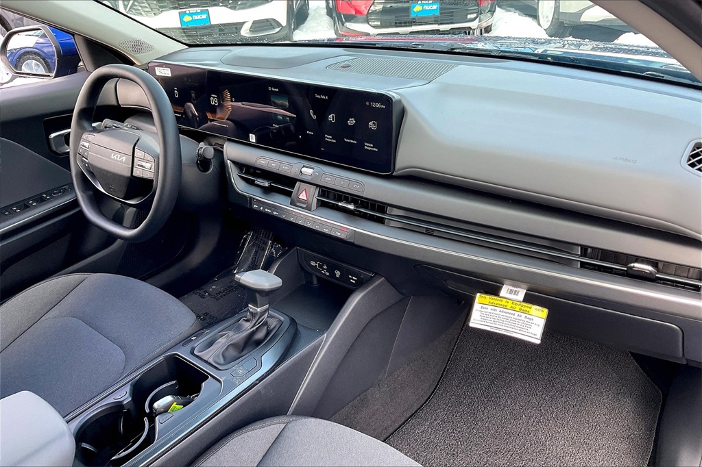 2025 Kia K4 LXS - Photo 10