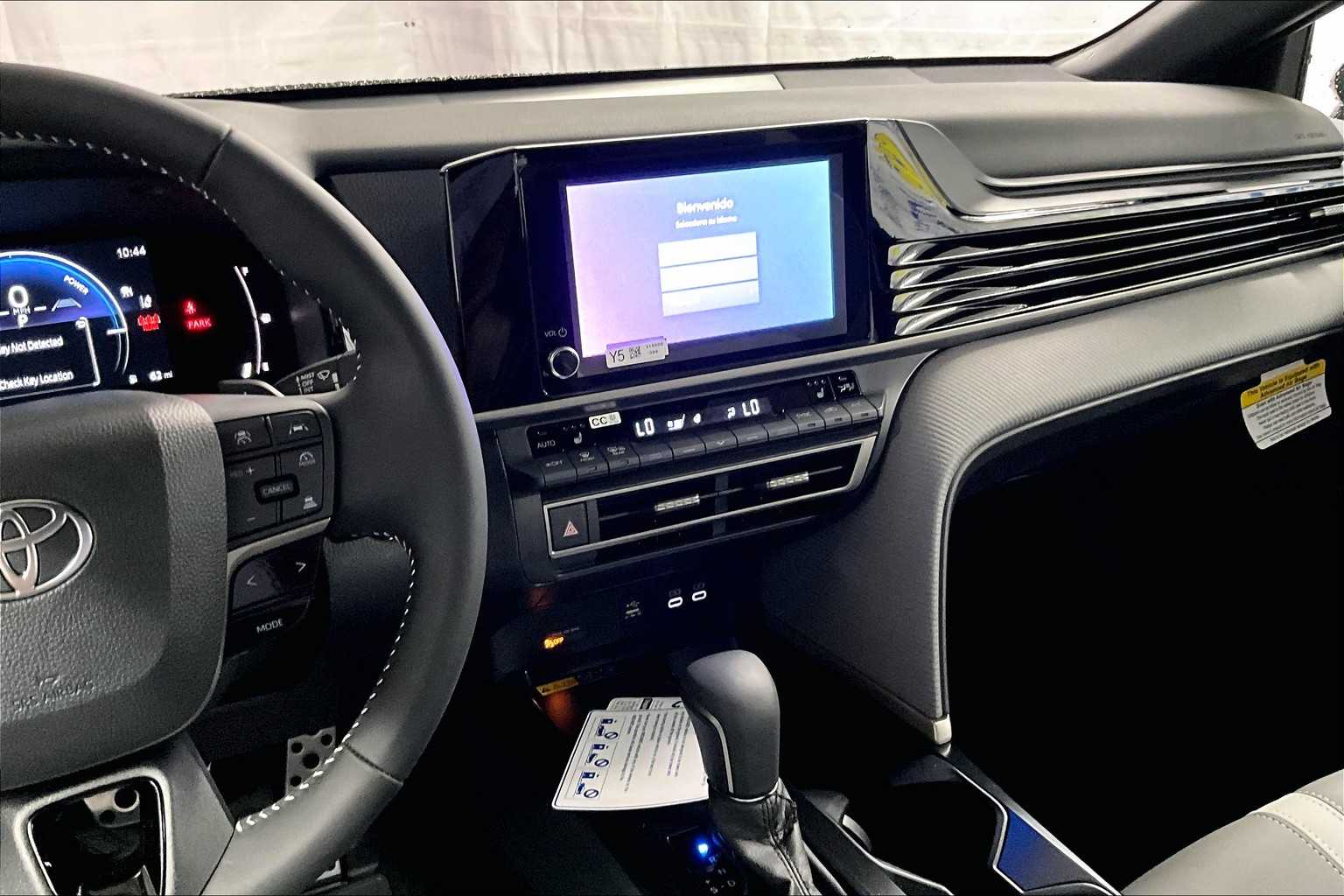 2025 Toyota Camry SE - Photo 13