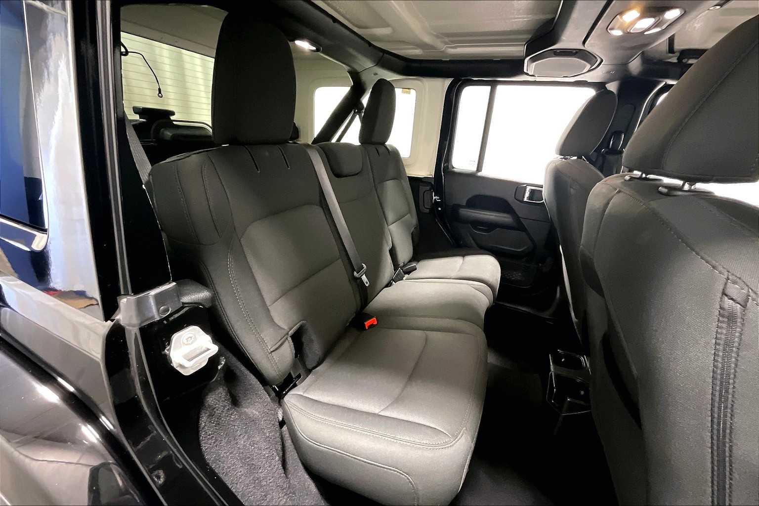 2020 Jeep Wrangler Unlimited Sahara - Photo 16